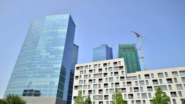 高層ビル建設中 近代的なオフィスビル — ストック写真