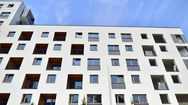 Mavi Gökyüzü Olan Güneşli Bir Günde Modern Bir Apartman Modern — Stok fotoğraf