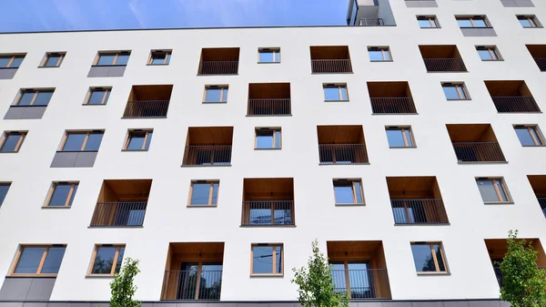 Modern Lägenhet Byggnad Solig Dag Med Blå Himmel Fasad Modern — Stockfoto