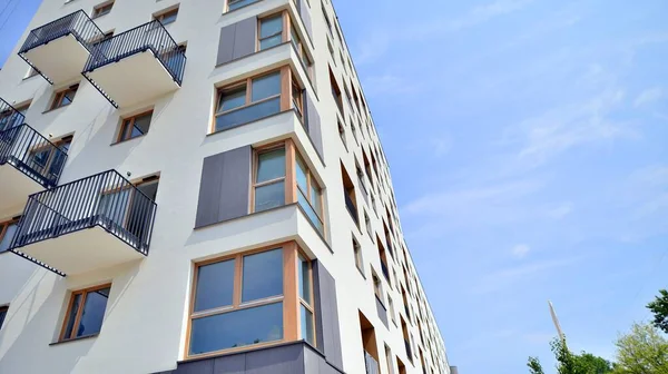 Moderno Edificio Apartamentos Día Soleado Con Cielo Azul Fachada Moderno — Foto de Stock