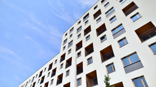 Modern Appartementencomplex Een Zonnige Dag Met Een Blauwe Lucht Gebouw — Stockfoto
