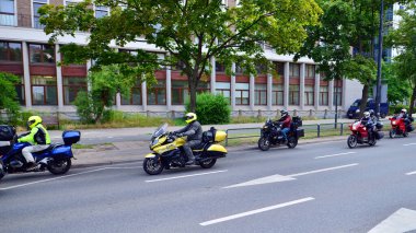 Varşova, Polonya. 5 Temmuz 2023. Sokağın aşağısında bir grup motosikletli....