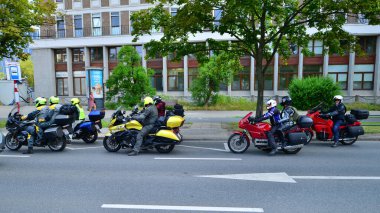 Varşova, Polonya. 5 Temmuz 2023. Sokağın aşağısında bir grup motosikletli....