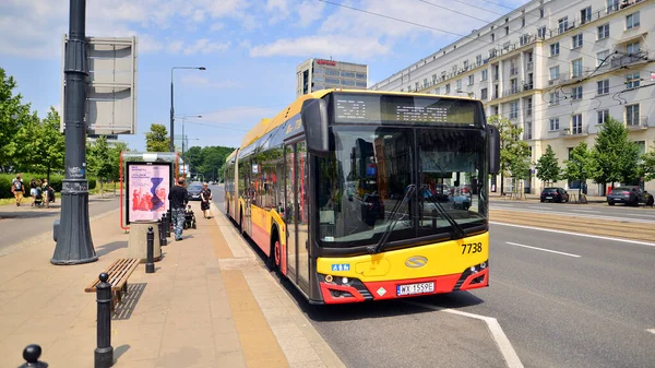 Warschau Polen Juli 2023 Moderne Bus Gestopt Een Bushalte — Stockfoto