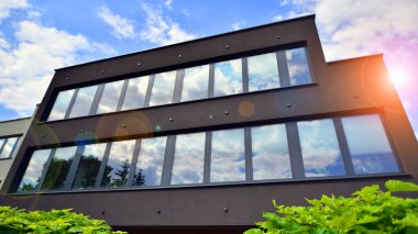 Karbondioksiti azaltmak için ağaçlı sürdürülebilir cam ofis binası. Modern şehirde çevre dostu bir bina. Yeşil çevresi olan bir ofis. Şirket binası CO2 'yi düşürdü.