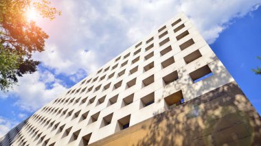 Satranç tahtası tarzında beton bina. Mavi gökyüzüne karşı modern ofis binası.