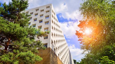 Satranç tahtası tarzında beton bina. Mavi gökyüzüne karşı modern ofis binası.