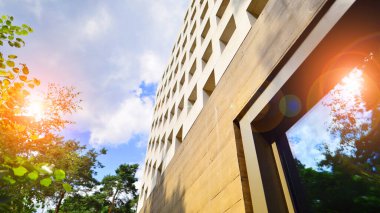 Satranç tahtası tarzında beton bina. Mavi gökyüzüne karşı modern ofis binası.