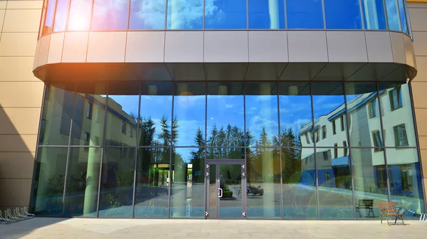 Modern Kontorsbyggnad Mot Blå Himmel Fönster Modern Glasbyggnad Titta Upp — Stockfoto