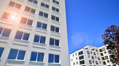 Ağaçların çevresindeki modern bir yerleşim yeri. Ekoloji ve yeşil yaşam şehirde, kentsel çevre kavramı. Modern apartman ve yeşil ağaçlar. Ekolojik konut mimarisi. 