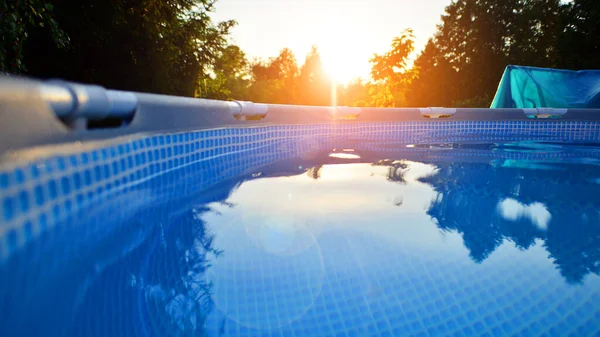 Bahçe Için Metal Çerçeveli Yüzme Havuzu Bahçedeki Yüzme Havuzunu Çerçevele — Stok fotoğraf