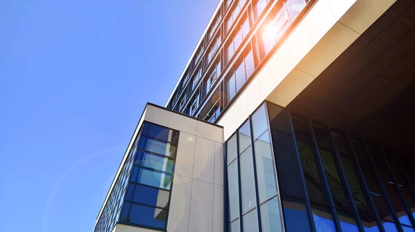 青い空に対する近代的なオフィスビル 現代的なガラスの建物の窓 商業ビルを見上げると — ストック写真