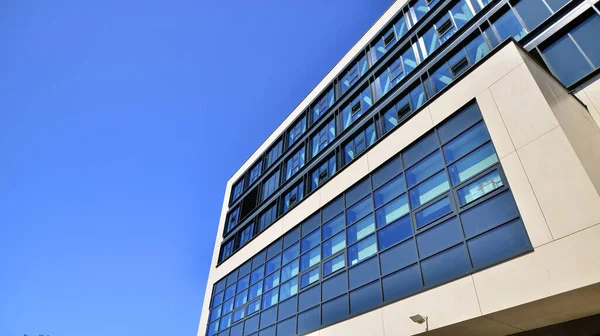 现代写字楼与蓝天相映成趣 现代玻璃建筑的窗户 俯瞰商业大厦 — 图库照片