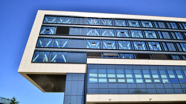 하늘을 배경으로 현대식 사무실 현대식 건물의 상업용 건물들을 올려다보며 — 스톡 사진