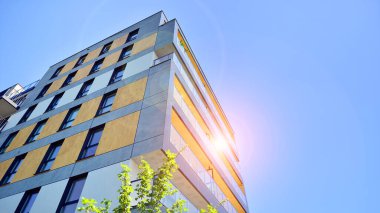 Ağaçların çevresindeki modern bir yerleşim yeri. Ekoloji ve yeşil yaşam şehirde, kentsel çevre kavramı. Modern apartman ve yeşil ağaçlar. Ekolojik konut mimarisi. 