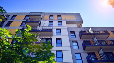 Ağaçların çevresindeki modern bir yerleşim yeri. Ekoloji ve yeşil yaşam şehirde, kentsel çevre kavramı. Modern apartman ve yeşil ağaçlar. Ekolojik konut mimarisi. 