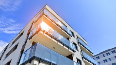 Modern Avrupa konut binaları mahallesi. Dışarıdaki yeni apartman.. 