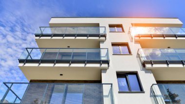 Modern Avrupa konut binaları mahallesi. Dışarıdaki yeni apartman.. 