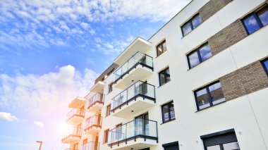 Modern Avrupa konut binaları mahallesi. Dışarıdaki yeni apartman.. 