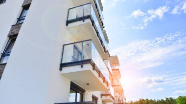 Modern Avrupa konut binaları mahallesi. Dışarıdaki yeni apartman.. 