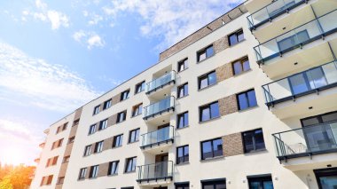 Modern Avrupa konut binaları mahallesi. Dışarıdaki yeni apartman.. 