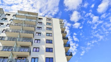 Modern Avrupa konut binaları mahallesi. Dışarıdaki yeni apartman.. 