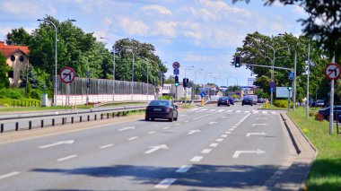 Varşova, Polonya. 23 Temmuz 2023. Şehir caddesinde trafik yoğun. Trafik sıkışıklığında otoyoldaki arabalar.