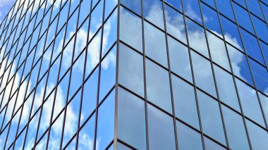 Yapısal cam duvar mavi gökyüzünü yansıtıyor. Soyut modern mimari parçası. Binanın şeffaf yüzüyle cam bina ve mavi gökyüzü. Çağdaş mimari arka plan.
