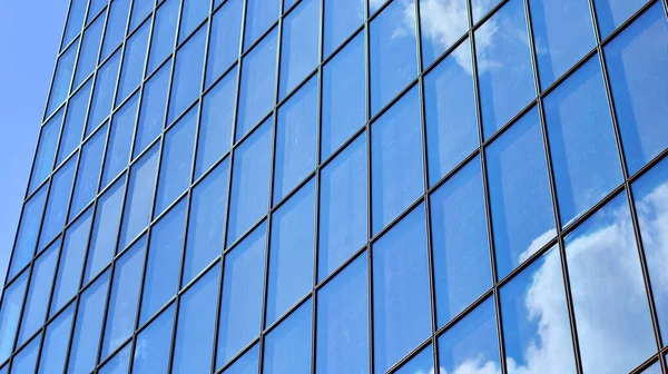 青空を映した構造ガラス壁 抽象的な現代建築の断片 建物の透明なファサードと青空のガラスビル 現代建築の背景 ストック画像