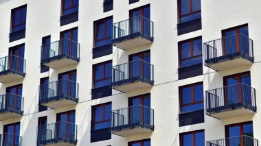  Yeşil yerleşim bölgesinde yeni daireleri olan modern bir yerleşim yeri. Çevre mimarisi. Yeşil ağaç ve yeni apartman. Doğanın ve modernliğin ahengi.