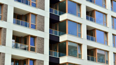  Yeşil yerleşim bölgesinde yeni daireleri olan modern bir yerleşim yeri. Çevre mimarisi. Yeşil ağaç ve yeni apartman. Doğanın ve modernliğin ahengi.