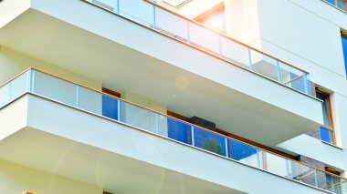  Yeşil yerleşim bölgesinde yeni daireleri olan modern bir yerleşim yeri. Çevre mimarisi. Yeşil ağaç ve yeni apartman. Doğanın ve modernliğin ahengi.