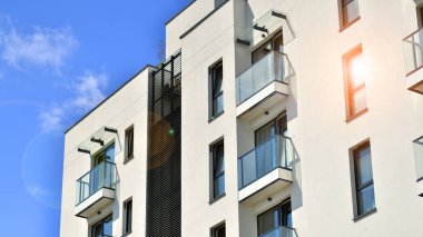 Güneşli bir günde modern apartman binası. Dış görünüş, konut cephesi.