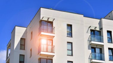 Güneşli bir günde modern apartman binası. Dış görünüş, konut cephesi.