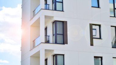 Güneşli bir günde modern apartman binası. Dış görünüş, konut cephesi.