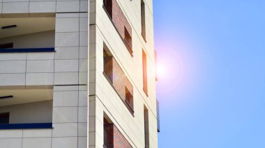 Güneşli bir günde modern apartman binası. Dış görünüş, konut cephesi.