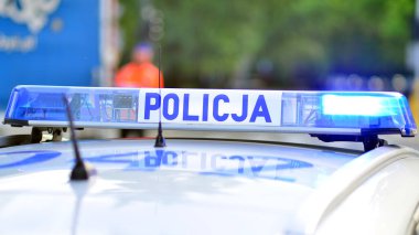 Varşova, Polonya. 29 Temmuz 2023. Polis arabasında polis işareti var. Polonya polisi.