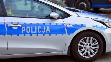 Varşova, Polonya. 29 Temmuz 2023. Polis arabasında polis işareti var. Polonya polisi.