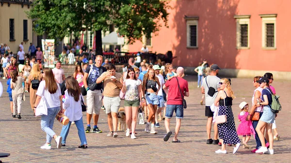 Varsovia Polonia Julio 2023 Multitud Gente Caminando Por Una Calle — Foto de Stock