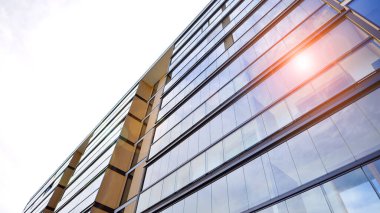 Mavi gökyüzü olan güneşli bir günde modern apartman binaları. Modern bir apartmanın cephesi