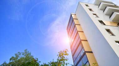 Çevre mimarisi. Yeşil ağaç ve apartman. Doğanın ve modernliğin ahengi.