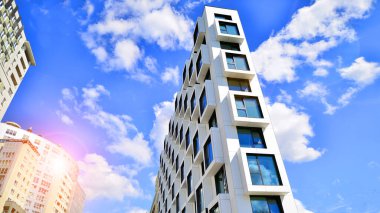 Küp şeklinde yeni apartmanın ön cephesi. Küp yapısının minimalist apartmanı.