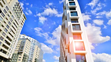 Küp şeklinde yeni apartmanın ön cephesi. Küp yapısının minimalist apartmanı.
