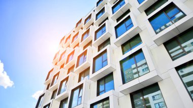 Küp şeklinde yeni apartmanın ön cephesi. Küp yapısının minimalist apartmanı.