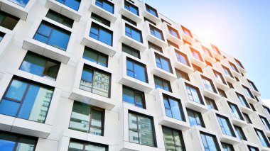 Küp şeklinde yeni apartmanın ön cephesi. Küp yapısının minimalist apartmanı.