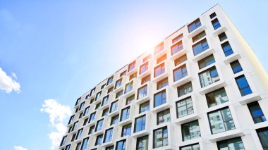 Küp şeklinde yeni apartmanın ön cephesi. Küp yapısının minimalist apartmanı.