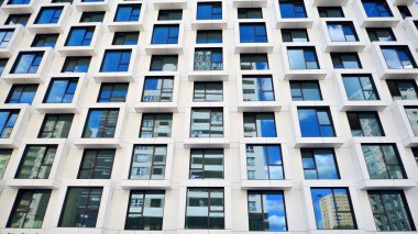 Küp şeklinde yeni apartmanın ön cephesi. Küp yapısının minimalist apartmanı.