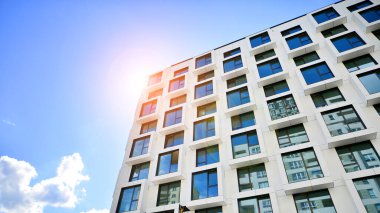 Küp şeklinde yeni apartmanın ön cephesi. Küp yapısının minimalist apartmanı.