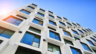 Küp şeklinde yeni apartmanın ön cephesi. Küp yapısının minimalist apartmanı.