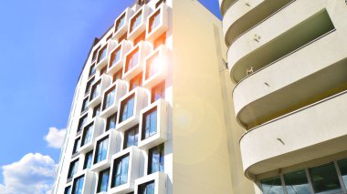 Küp şeklinde yeni apartmanın ön cephesi. Küp yapısının minimalist apartmanı.